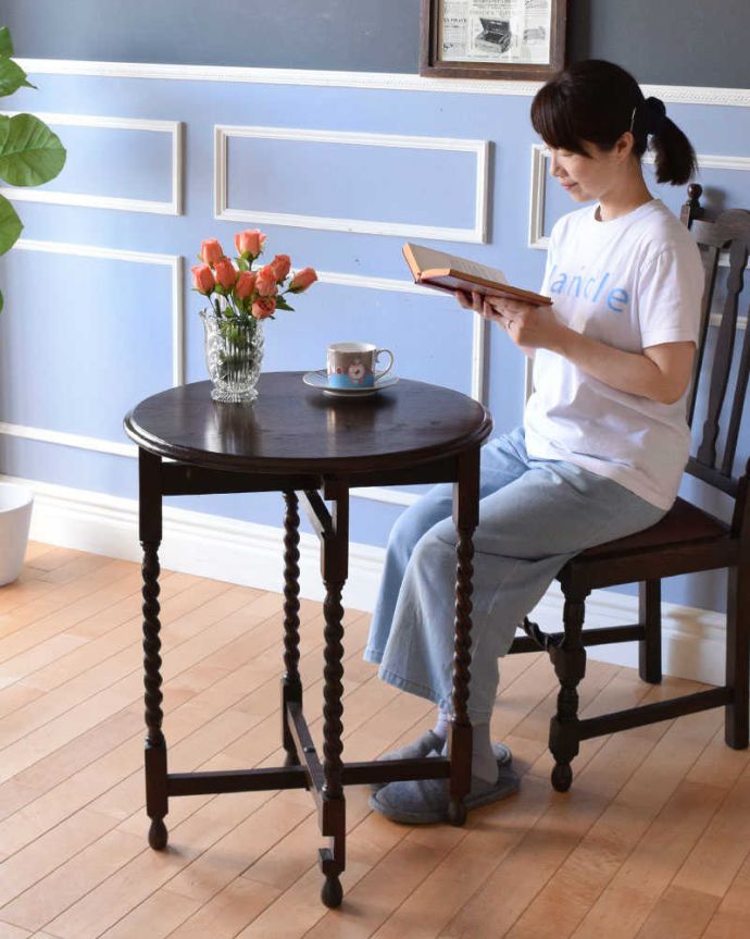 アンティークのテーブル　アンティーク家具　英国から届いためずらしい折り畳みテーブル、フォールディングテーブル。どんな場所でも便利に使えるテーブルコンパクトなサイズだから、どこでも便利に使えちゃうオケージョナルテーブル。(q-1069-f)