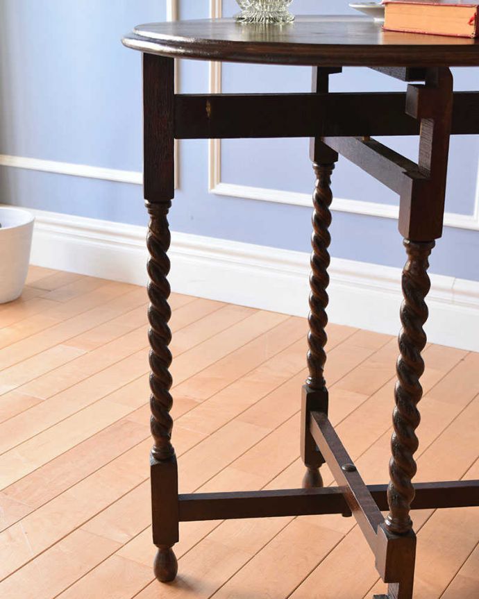 アンティークのテーブル　アンティーク家具　英国から届いためずらしい折り畳みテーブル、フォールディングテーブル。英国らしいツイスト脚が自慢ツイストがとても細かくて印象的。(q-1069-f)