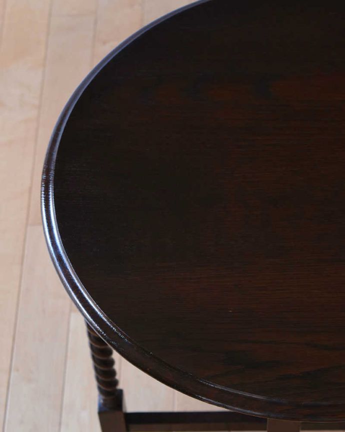 アンティークのテーブル　アンティーク家具　英国から届いためずらしい折り畳みテーブル、フォールディングテーブル。近づいてみると、こんな感じ。(q-1069-f)