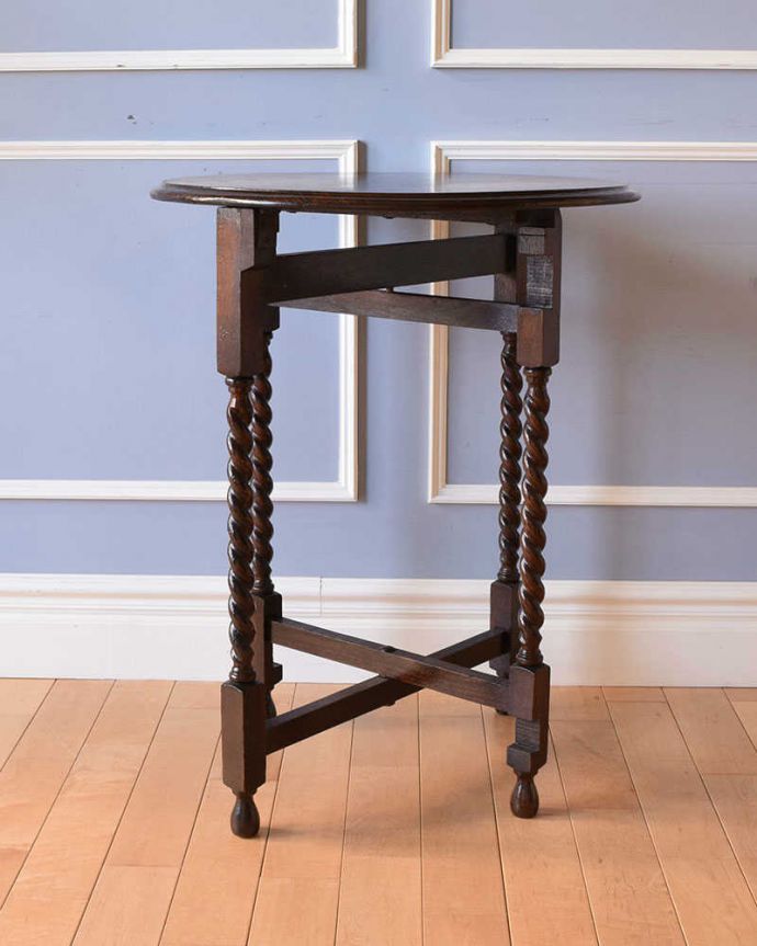 アンティークのテーブル　アンティーク家具　英国から届いためずらしい折り畳みテーブル、フォールディングテーブル。横から見るとこんな感じちょっと回転してみるとこんな感じ。(q-1069-f)