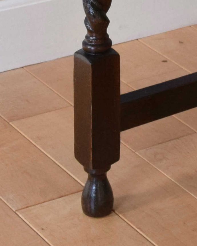 アンティークのテーブル　アンティーク家具　英国から届いためずらしい折り畳みテーブル、フォールディングテーブル。脚の裏を見てみると･･･Handleのアンティークは、脚の裏にフェルトキーパーをお付けしています！。(q-1069-f)