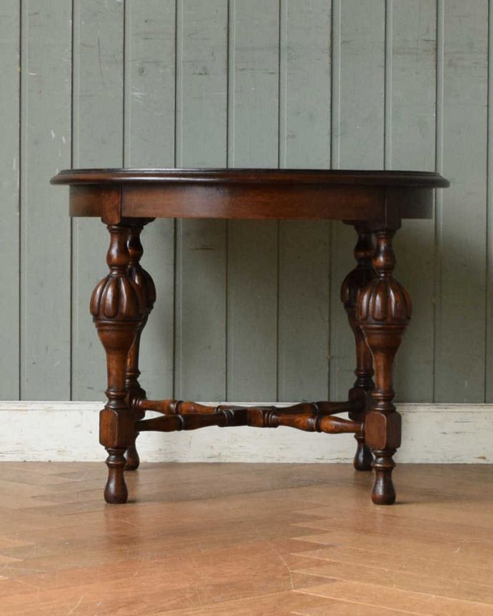 アンティークのテーブル　アンティーク家具　脚の飾りも美しい英国輸入のアンティーク家具、コンパクトなコーヒーテーブル。横から見た姿もステキ横から見るとこんな感じ。(q-1070-f)
