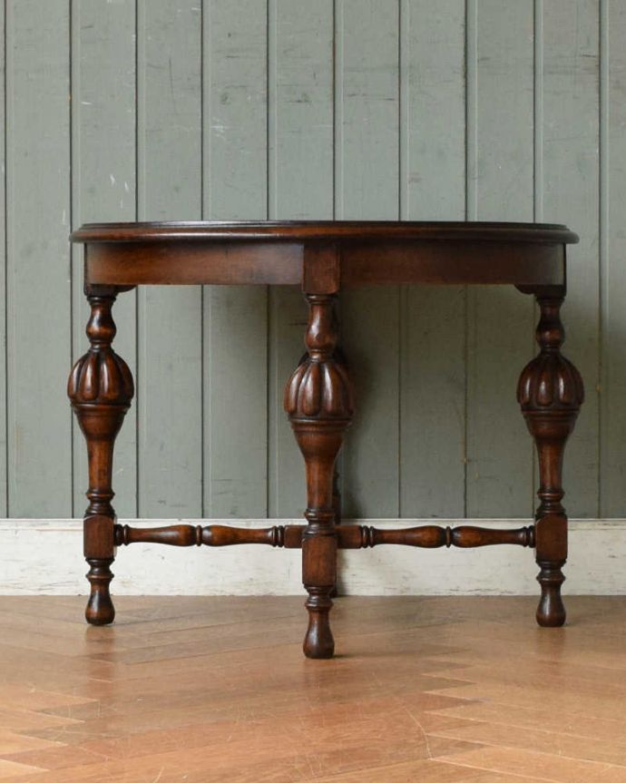 アンティークのテーブル　アンティーク家具　脚の飾りも美しい英国輸入のアンティーク家具、コンパクトなコーヒーテーブル。見る角度によって見え方が違う…見る場所、角度によって、なんだか違って見えるのも面白い。(q-1070-f)