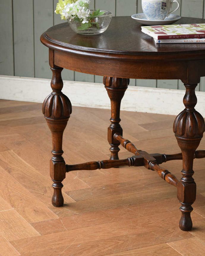 アンティークのテーブル　アンティーク家具　脚の飾りも美しい英国輸入のアンティーク家具、コンパクトなコーヒーテーブル。凝った彫りの入った脚のデザイン脚のデザインだけ見ても、アンティークらしさが感じられるんです。(q-1070-f)