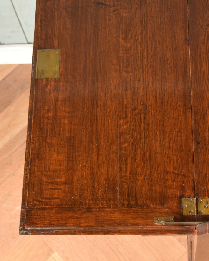 ビューロー　アンティーク家具　英国らしいキレイなツイスト脚のアンティークライティングビューロー 。デスクは、オーク材の美しい木目が感じられます。(q-1073-f)