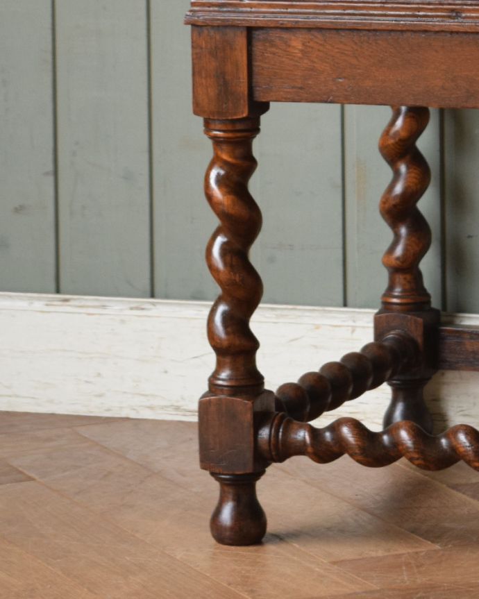 ビューロー　アンティーク家具　英国らしいキレイなツイスト脚のアンティークライティングビューロー 。安定感のある脚がしっかり支えます。(q-1073-f)