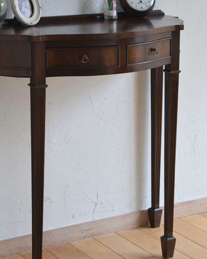 アンティークのテーブル　アンティーク家具　空間を彩るハーフムーンのアンティーク家具、引き出し付きのコンソールテーブル。スッキリとした長い脚が印象的実用性を求めた家具ではないので、見た目が重要。(q-1078-f)