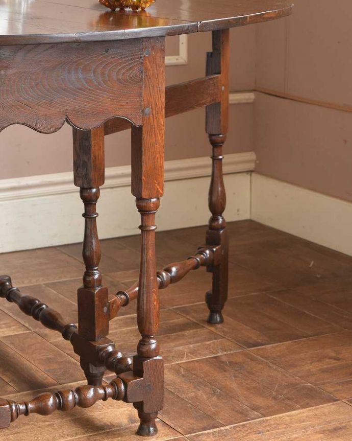 アンティークのテーブル　アンティーク家具　英国輸入のアンティーク家具、美しい脚を持つアンティークゲートレッグテーブル。自慢はやっぱりゲート（門）のような脚まるでゲート（門）が開くような脚の形から名前が付けられたゲートレッグテーブル。(q-1079-f)