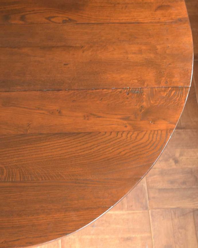 アンティークのテーブル　アンティーク家具　英国輸入のアンティーク家具、美しい脚を持つアンティークゲートレッグテーブル。近づいて見てみると･･･時間と手間暇を掛けて職人が丁寧にお直しした天板は、木目も美しいんです。(q-1079-f)