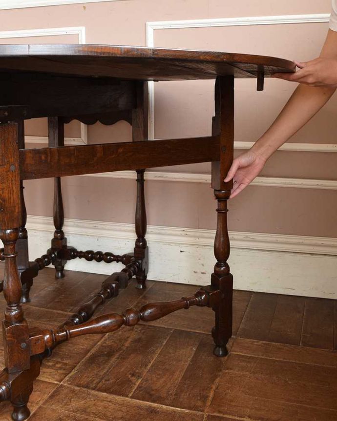 アンティークのテーブル　アンティーク家具　英国輸入のアンティーク家具、美しい脚を持つアンティークゲートレッグテーブル。脚を引き出すだけであっという間ゲートのような形をした脚のテーブル。(q-1079-f)