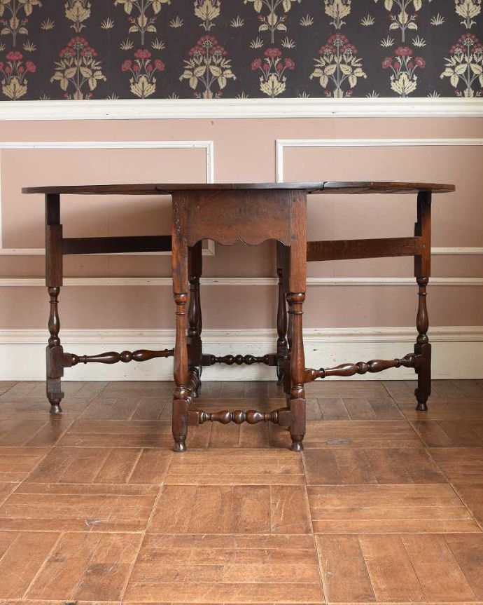 アンティークのテーブル　アンティーク家具　英国輸入のアンティーク家具、美しい脚を持つアンティークゲートレッグテーブル。両方開けば大きなサイズゲートレッグテーブルはゲートが開くように作られた脚のデザインも印象的。(q-1079-f)