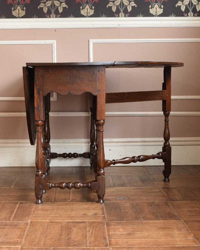 アンティークのテーブル　アンティーク家具　英国輸入のアンティーク家具、美しい脚を持つアンティークゲートレッグテーブル。片方開くと････片方のリーフを開くとこんな感じ。(q-1079-f)
