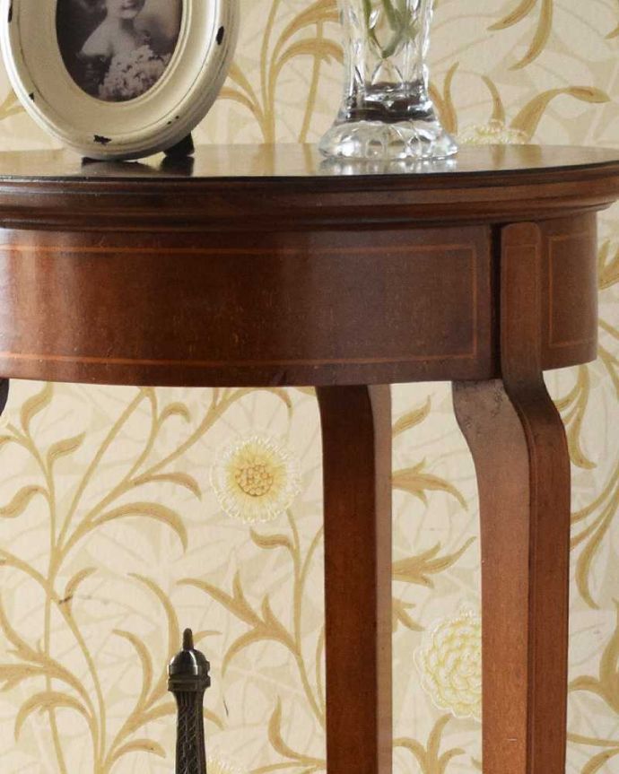プランツスタンド・ケーキスタンド　アンティーク家具　英国輸入の美しい小さなアンティーク家具、３段タイプのプランツスタンド。アンティークならではの繊細な細工です。(q-1080-f)