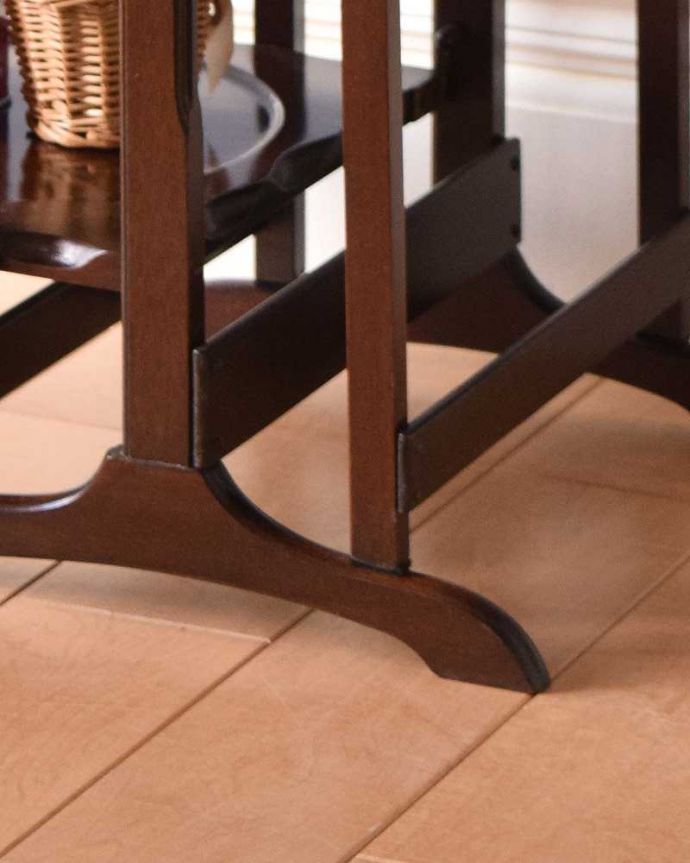 プランツスタンド・ケーキスタンド　アンティーク家具　英国ならではのアンティーク家具、折り畳めるケーキスタンド（テーブル）。繊細でキレイな脚です。(q-1082-f)