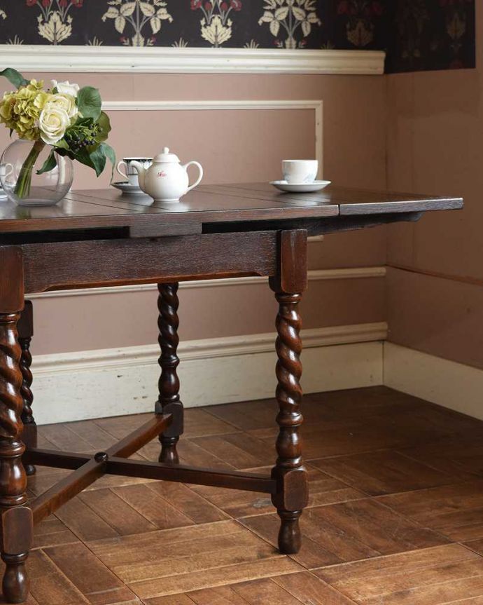 アンティークのテーブル　アンティーク家具　イギリス輸入のお洒落なアンティーク家具、美しいドローリーフテーブル（ダイニングテーブル）。落ち着いた雰囲気なので、和室でもお使いいただけますよ。(q-1083-f)