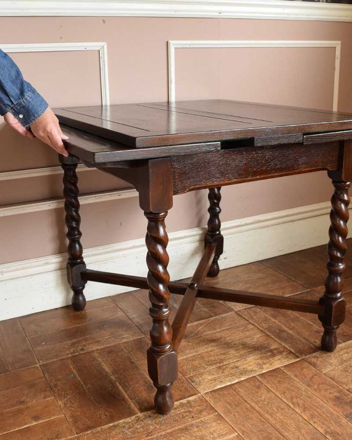 アンティークのテーブル　アンティーク家具　イギリス輸入のお洒落なアンティーク家具、美しいドローリーフテーブル（ダイニングテーブル）。脚を引っ張り出すだけなので、組み立ても簡単！女性の力で大丈夫です。(q-1083-f)