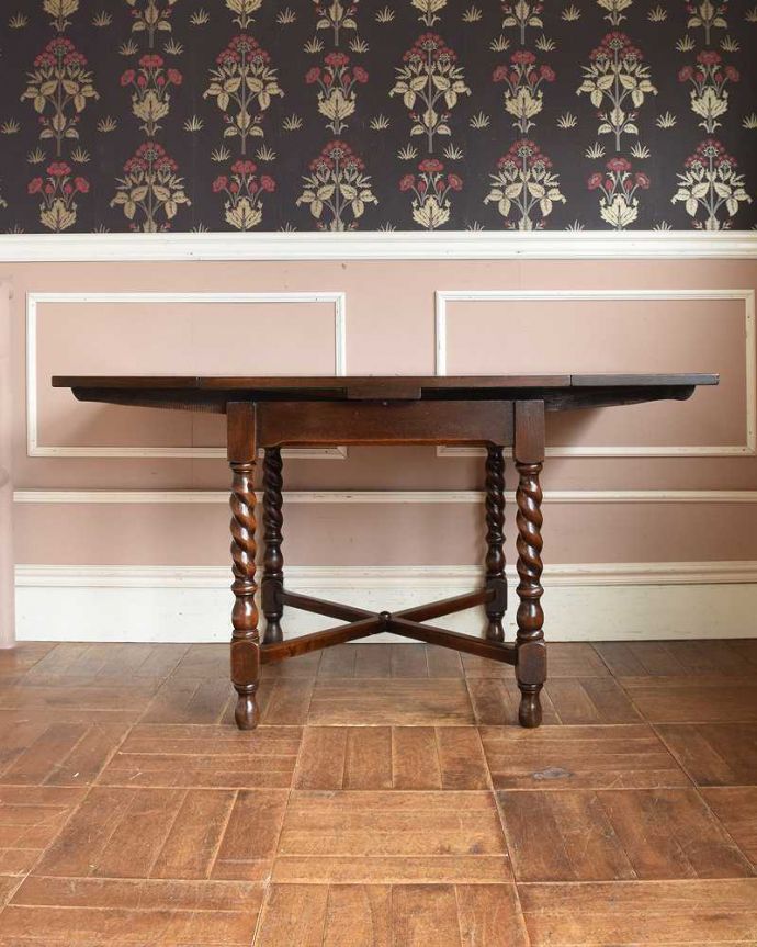 アンティークのテーブル　アンティーク家具　イギリス輸入のお洒落なアンティーク家具、美しいドローリーフテーブル（ダイニングテーブル）。急な来客があっても、このテーブルがあれば安心！ゆったり使えてリラックスできますよ。(q-1083-f)