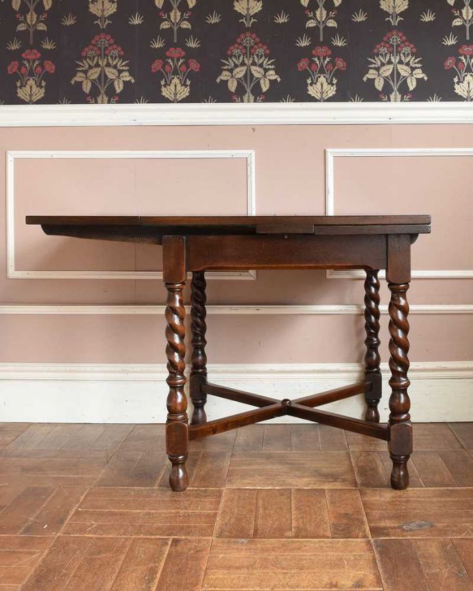 アンティークのテーブル　アンティーク家具　イギリス輸入のお洒落なアンティーク家具、美しいドローリーフテーブル（ダイニングテーブル）。普段は折り曲げておいてパソコンをする時は広げて使ったり…。(q-1083-f)