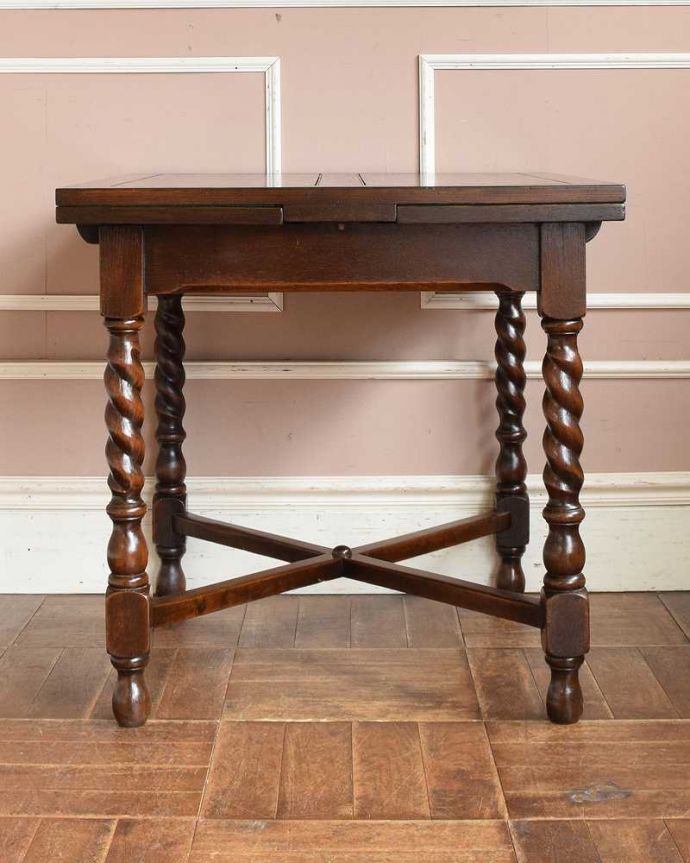 アンティークのテーブル　アンティーク家具　イギリス輸入のお洒落なアンティーク家具、美しいドローリーフテーブル（ダイニングテーブル）。閉じるとこんなにコンパクトになるので、壁に付けて片付けることも可能です。(q-1083-f)