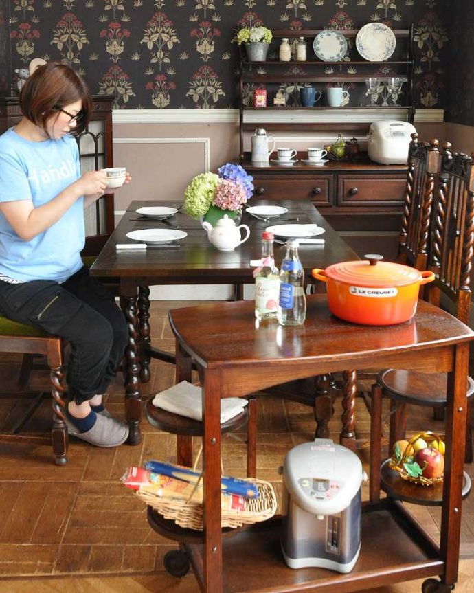 アンティークのテーブル　アンティーク家具　イギリス輸入のお洒落なアンティーク家具、美しいドローリーフテーブル（ダイニングテーブル）。テーブルと椅子をツイストでコーディネート。(q-1083-f)