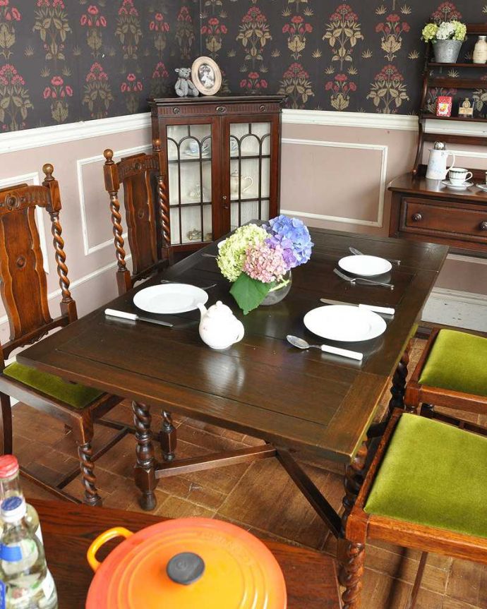 アンティークのテーブル　アンティーク家具　イギリス輸入のお洒落なアンティーク家具、美しいドローリーフテーブル（ダイニングテーブル）。英国の空気が流れるダイニングセットが完成しました。(q-1083-f)