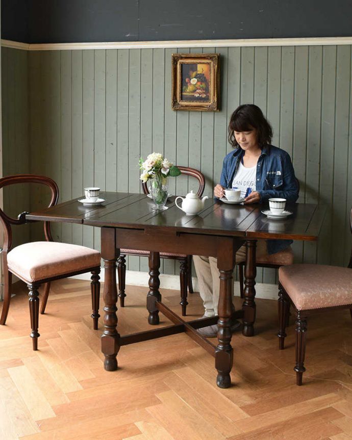アンティークのテーブル　アンティーク家具　お部屋に馴染みやすい装飾のアンティークのドローリーフテーブル（英国家具）。お友達とお茶したり、趣味の時間を過ごしたり、夫婦で食事をしたり…大きさを変えていろんな使い方が楽しめます。(q-1084-f)