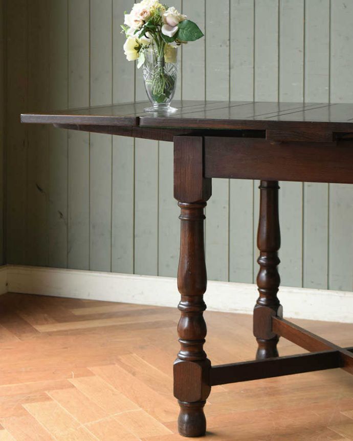 アンティークのテーブル　アンティーク家具　お部屋に馴染みやすい装飾のアンティークのドローリーフテーブル（英国家具）。落ち着いた雰囲気なので、和室でもお使いいただけますよ。(q-1084-f)
