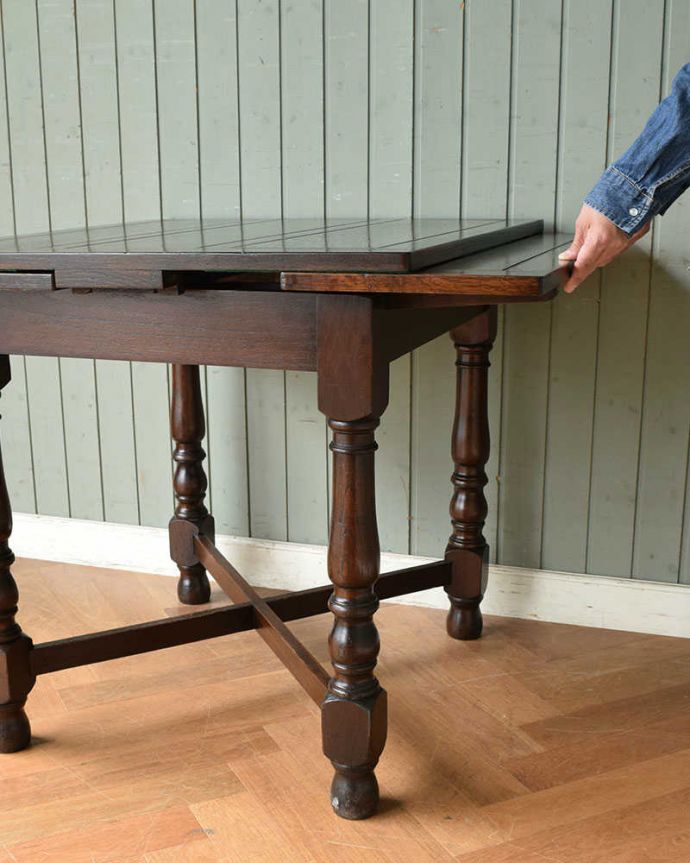 アンティークのテーブル　アンティーク家具　お部屋に馴染みやすい装飾のアンティークのドローリーフテーブル（英国家具）。天板は引っ張り出すだけであっという間に大きくなります。(q-1084-f)