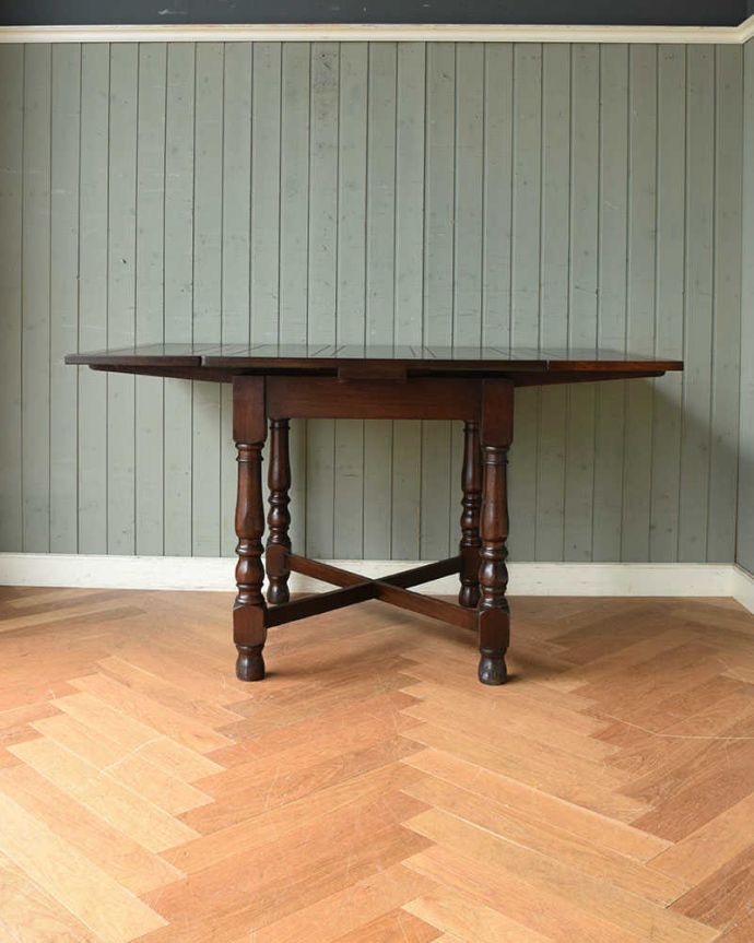アンティークのテーブル　アンティーク家具　お部屋に馴染みやすい装飾のアンティークのドローリーフテーブル（英国家具）。ダイニングテーブルにしたり、家事台にも使えます。(q-1084-f)