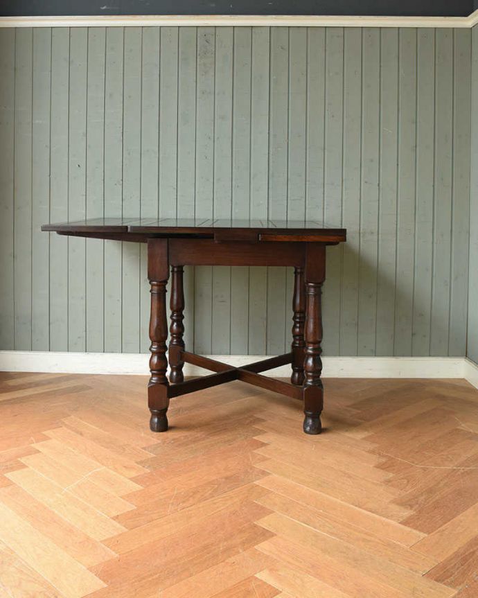 アンティークのテーブル　アンティーク家具　お部屋に馴染みやすい装飾のアンティークのドローリーフテーブル（英国家具）。普段は折り曲げておいてパソコンをする時は広げて使ったり…。(q-1084-f)