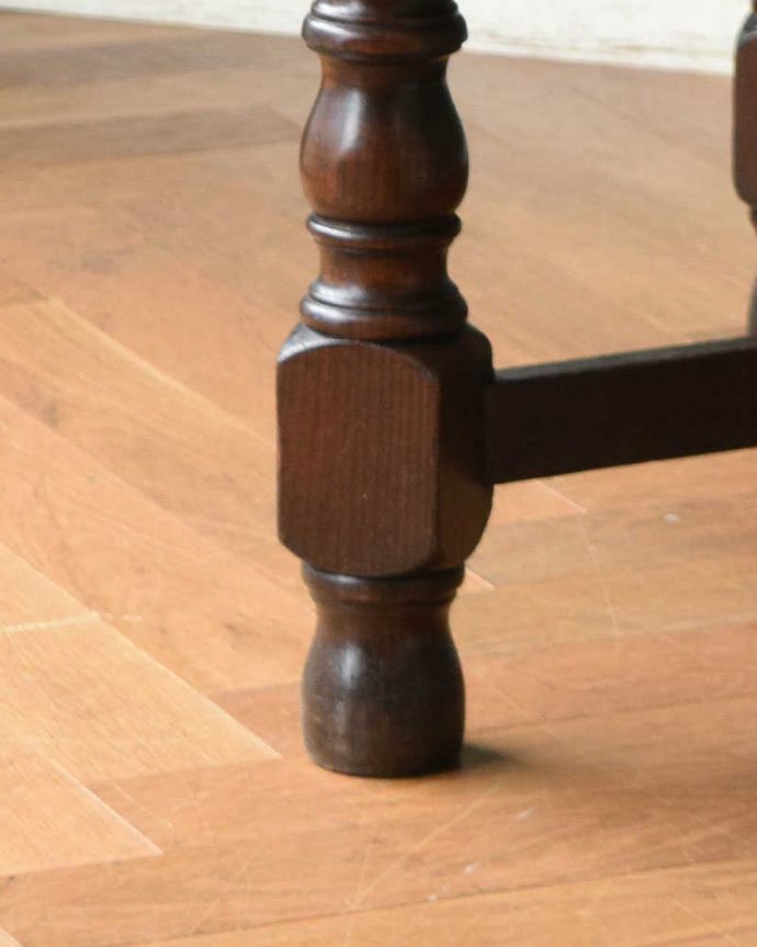 アンティークのテーブル　アンティーク家具　お部屋に馴染みやすい装飾のアンティークのドローリーフテーブル（英国家具）。しっかりお直ししてあるので安定感があります。(q-1084-f)