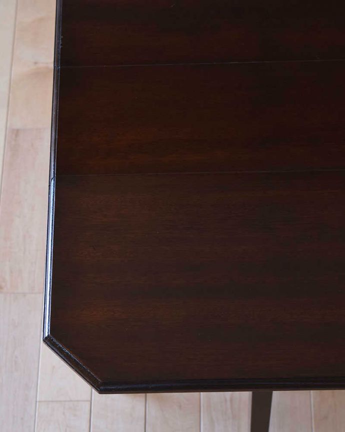 アンティークのテーブル　アンティーク家具　格子のデザインが素敵なアンティーク英国家具、伸張式のゲートレッグテーブル。近づいて見てみると･･･時間と手間暇を掛けて職人が丁寧にお直しした天板は、木目も美しいんです。(q-1085-f)