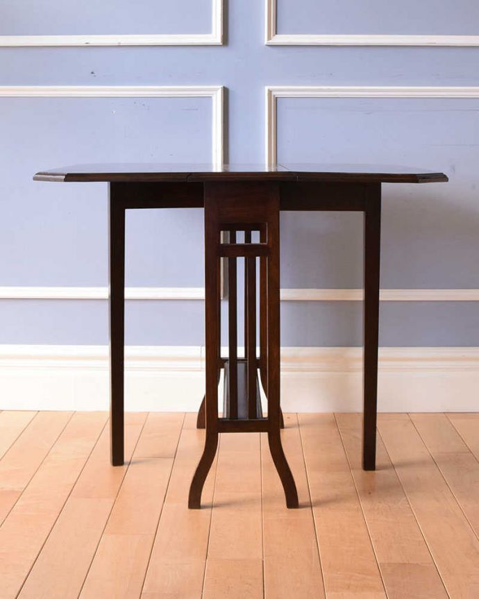 アンティークのテーブル　アンティーク家具　格子のデザインが素敵なアンティーク英国家具、伸張式のゲートレッグテーブル。両方開けば大きなサイズゲートレッグテーブルはゲートが開くように作られた脚のデザインも印象的。(q-1085-f)