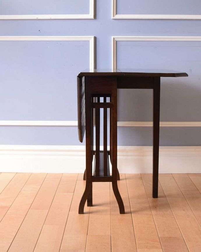 アンティークのテーブル　アンティーク家具　格子のデザインが素敵なアンティーク英国家具、伸張式のゲートレッグテーブル。片方開くと････片方のリーフを開くとこんな感じ。(q-1085-f)