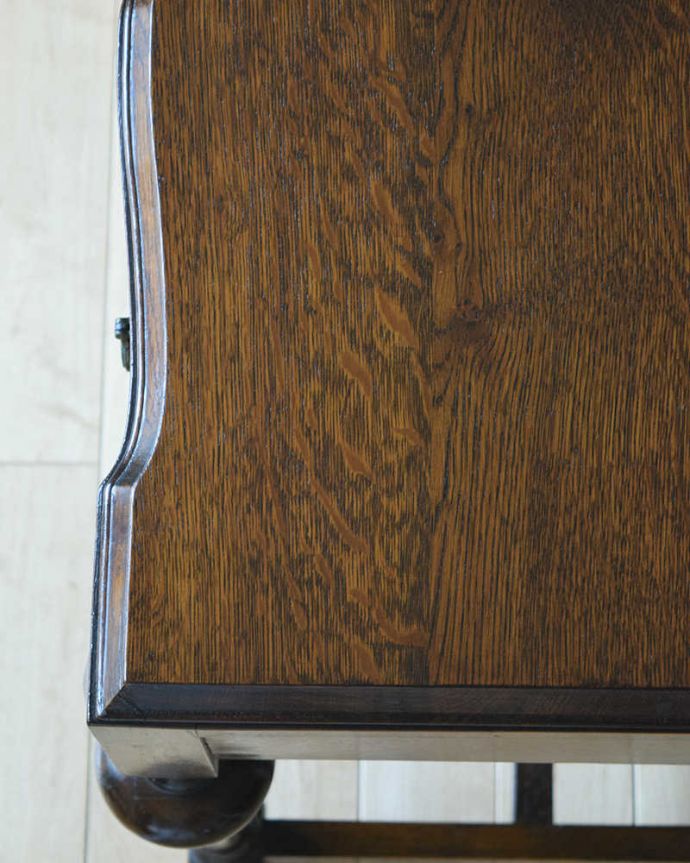 アンティークのデスク・書斎机　アンティーク家具　アンティークの英国輸入家具、脚も美しい引き出し付きのホールテーブル。天板を近づいてみると…アンティークだから手に入れることが出来る天板に使われている銘木の美しさにうっとりです。(q-1086-f)