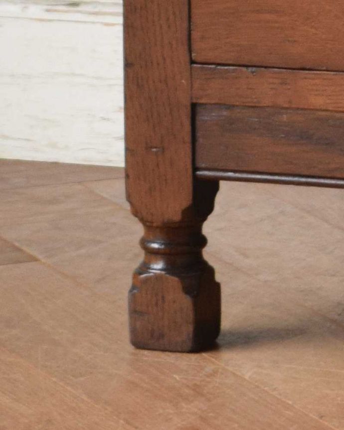 アンティークのチェスト　アンティーク家具　英国スタイルのインテリアに、オーク材のアンティーク４段チェスト。上品な脚がしっかり支えます。(q-1088-f)