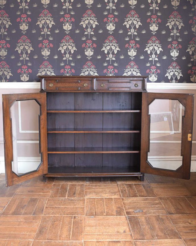 アンティークのキャビネット　アンティーク家具　英国輸入のアンティーク家具、引き出しも付いた素敵なブックケース（本棚）。扉を開けると、中はこんな感じです職人さんが、中に何を入れてもいいようにキレイに修復して仕上げました。(q-1091-f)