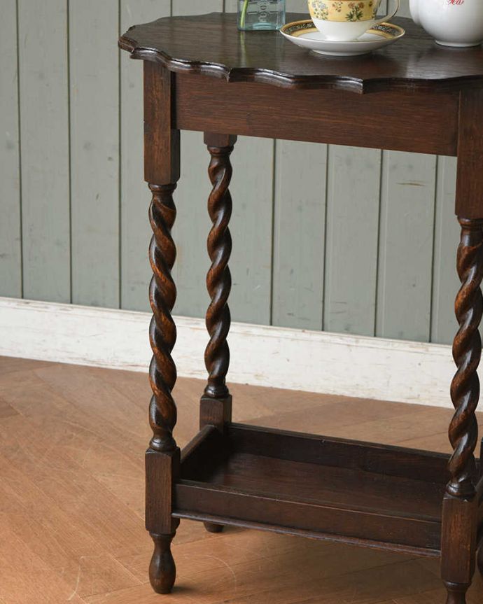 アンティークのテーブル　アンティーク家具　英国輸入のアンティーク家具、天板のデザインが素敵なオケージョナルテーブル。細くて美しいツイストデザインの脚クルックルッとしなやかに巻かれたデザインのツイスト脚が印象的。(q-1094-f)