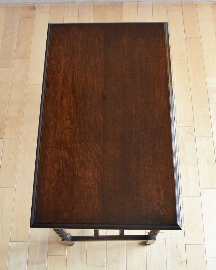 アンティークのテーブル　アンティーク家具　英国輸入のアンティーク家具、ツイスト脚がキレイな引き出し付きのホールテーブル。天板も木目がキレイです。(q-1096-f)