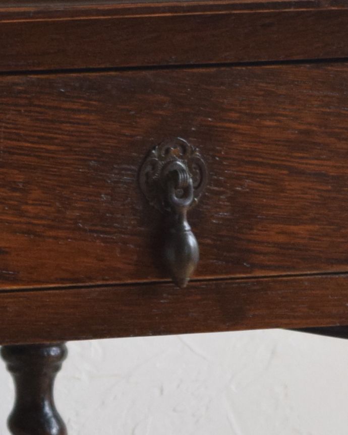 アンティークのテーブル　アンティーク家具　英国輸入のアンティーク家具、ツイスト脚がキレイな引き出し付きのホールテーブル。アンティークの装飾がオシャレな取っ手です。(q-1096-f)