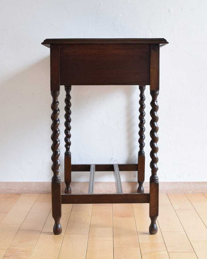アンティークのテーブル　アンティーク家具　英国輸入のアンティーク家具、ツイスト脚がキレイな引き出し付きのホールテーブル。横から見ても美しいデザインです。(q-1096-f)