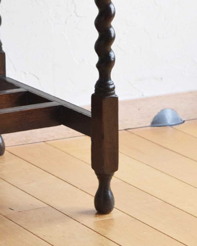 アンティークのテーブル　アンティーク家具　英国輸入のアンティーク家具、ツイスト脚がキレイな引き出し付きのホールテーブル。しっかりテーブルを支えます。(q-1096-f)