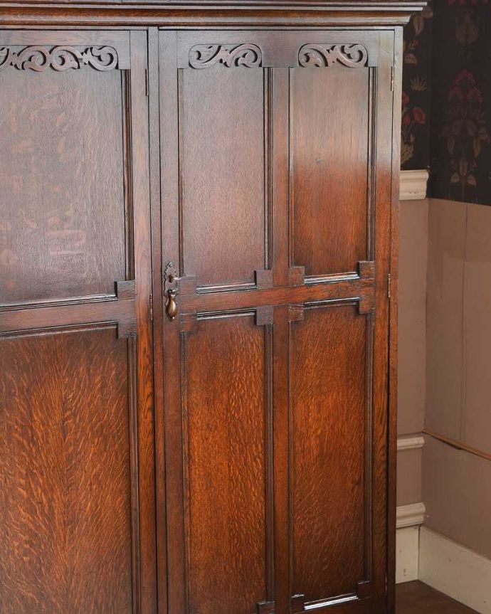 ワードローブ　アンティーク家具　英国紳士のアンティーク家具、彫刻が美しいオーク材のワードローブ。木目が美しく、高級感が感じられるキャビネットです。(q-1097-f)