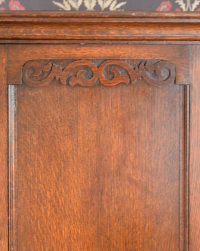 ワードローブ　アンティーク家具　英国紳士のアンティーク家具、彫刻が美しいオーク材のワードローブ。立体的な彫が扉を彩ります。(q-1097-f)