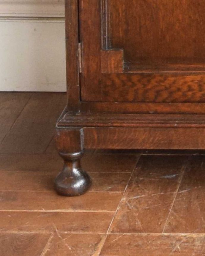 ワードローブ　アンティーク家具　英国紳士のアンティーク家具、彫刻が美しいオーク材のワードローブ。安定感のある脚がしっかり支えます。(q-1097-f)