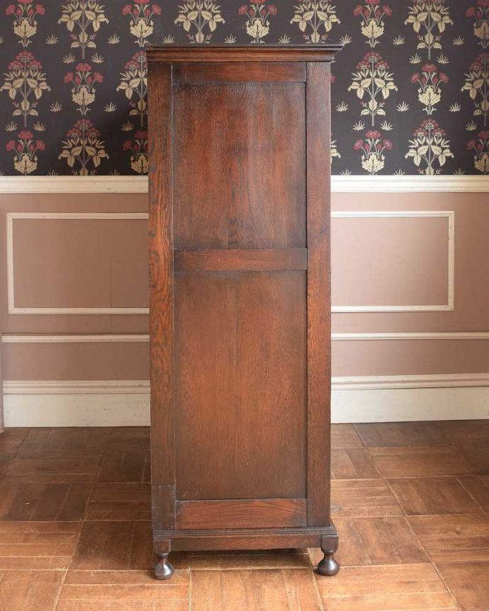 ワードローブ　アンティーク家具　英国紳士のアンティーク家具、彫刻が美しいオーク材のワードローブ。横から見てもステキです。(q-1097-f)