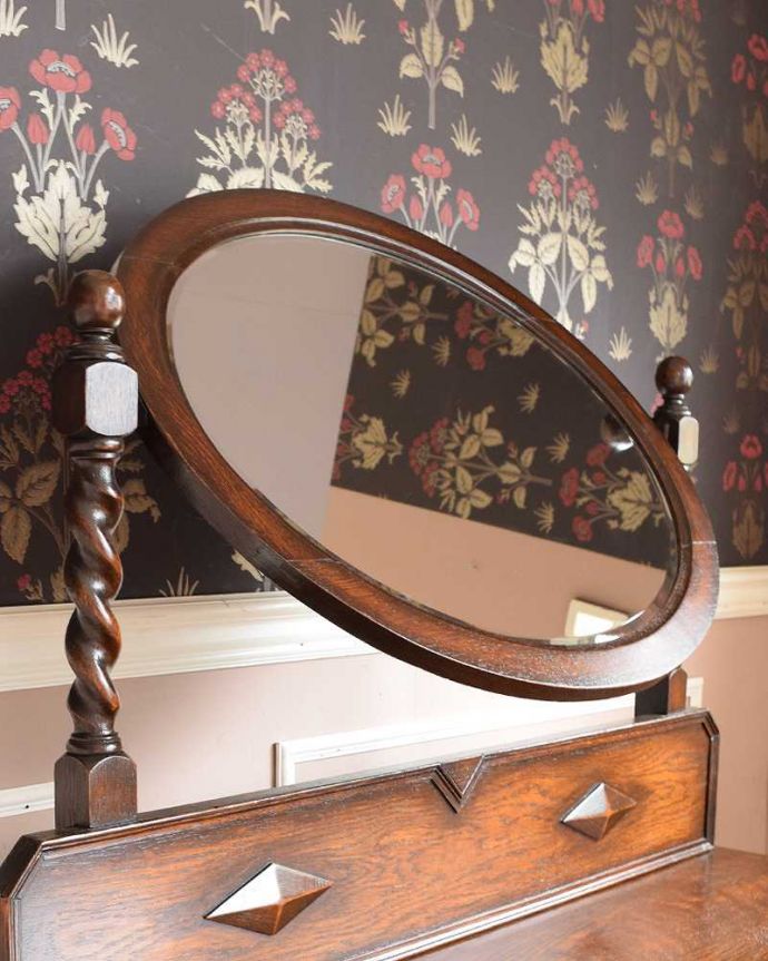 アンティークのドレッサー　アンティーク家具　アンティークの英国輸入家具、ツイストが美しいドレッシングチェスト（ドレッサー）。大きな鏡はお部屋を広く見せる効果大。(q-1098-f)