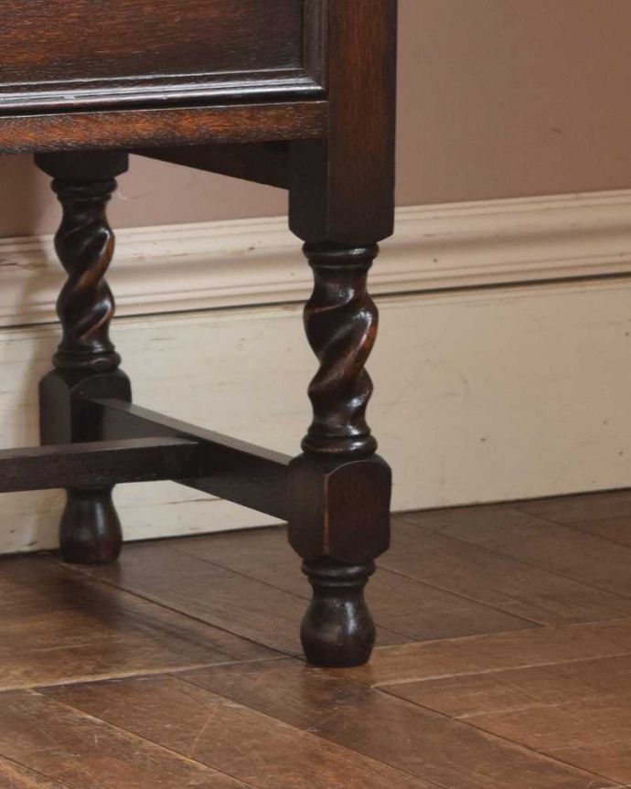 アンティークのドレッサー　アンティーク家具　アンティークの英国輸入家具、ツイストが美しいドレッシングチェスト（ドレッサー）。ツイストが入った美しい脚。(q-1098-f)