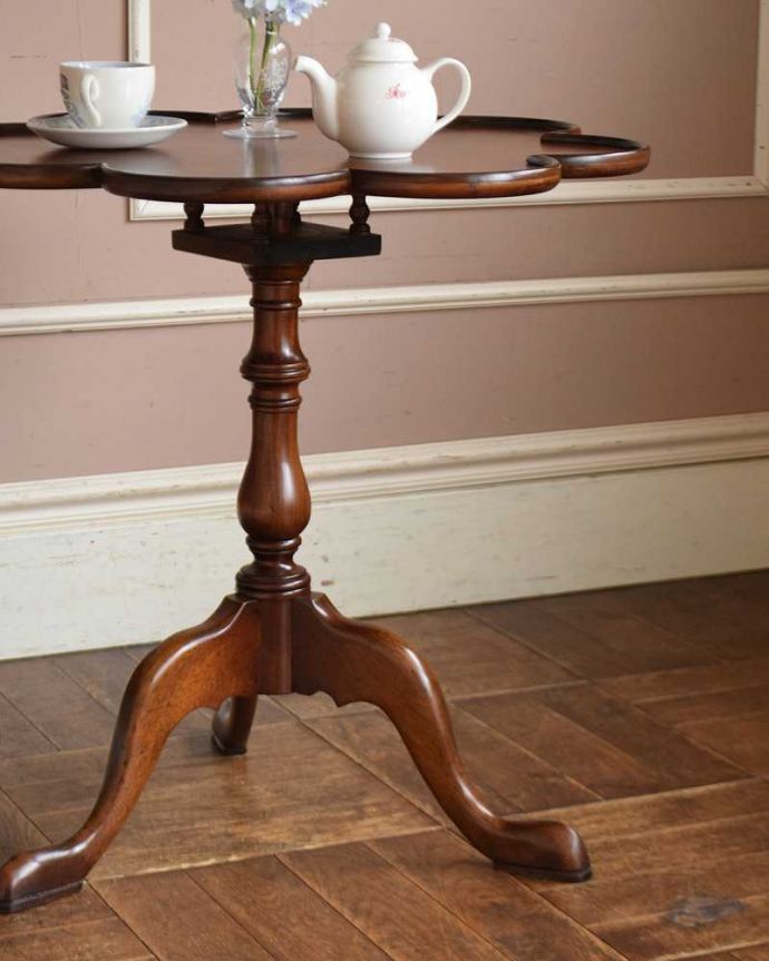 アンティークのテーブル　アンティーク家具　英国アンティーク家具、パタンと畳めるティーテーブル（ティルトップテーブル） 。人気のトライポットタイプの1本脚先が3つに分かれた1本足のテーブルって、みんなから人気。(q-1100-f)