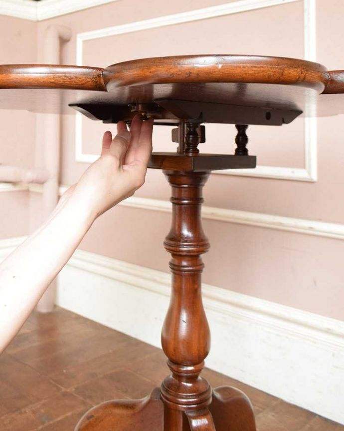 アンティークのテーブル　アンティーク家具　英国アンティーク家具、パタンと畳めるティーテーブル（ティルトップテーブル） 。あっという間に天板がセット出来ます女性でもカンタン。(q-1100-f)